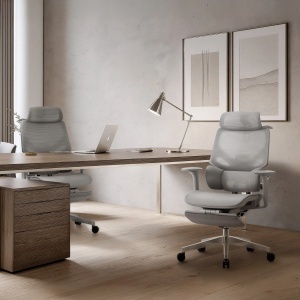Siva ergonomska radna stolica Mark Adler Expert 8.7 Grey Mesh u modernom kancelarijskom prostoru
