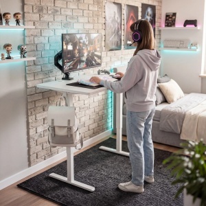 Devojčica koristi beli električni podesivi sto Huzaro Hero 7.8 White u stojećem položaju