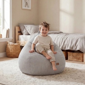 Dečak uživa u dečijoj sobi sedeći na sivoj somotnoj vreći za sedenje Mark Adler Comfy 1.0 Grey