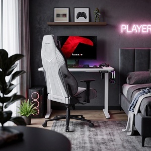 Huzaro Hero 7.8 White podesivi radni sto u sobi sa belom gejmerskom stolicom
