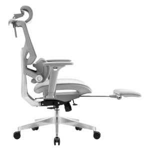 Bočni profil siva ergonomska stolica Mark Adler Expert 8.7 sa rasklopljenim podnožjem za noge