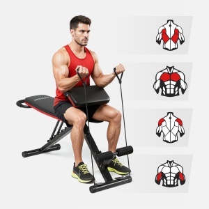 Muškarac vežba bicepse i ramena pomoću ugrađenih elastičnih ekspandera na Athler Gorilla 15 klupi