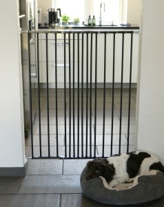 BabyDan Pet Extending Gate Extra Tall 62.5–106 cm – Sigurnosna ograda za pse, zidna, crna - Img 2