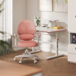 Roze dečija stolica Mark Adler Junior 4.5 Pink postavljena pored dečijeg radnog stola