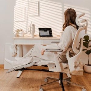 Mark Adler Expert 9.3 Grey ergonomska stolica sa podnožjem u modernom okruženju kućne kancelarije