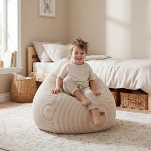 Dečak uživa u dečijoj sobi sedeći na bež somotnoj vreći za sedenje Mark Adler Comfy 1.0 Beige