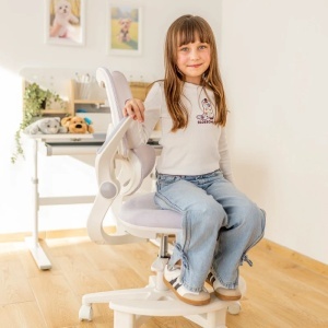 Devojčica koristi dečiju stolicu Mark Adler Junior 5.7 Purple sa integrisanim osloncem za noge