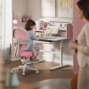 Devojčica uči za roze podesivim radnim stolom Mark Adler Study 5.7 Pink u dečijoj sobi