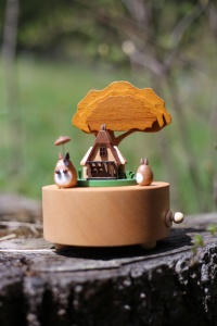 Cutiuta Muzicală Rotativă din Lemn de Fag – Design "Poveste în Pădure" - Img 3