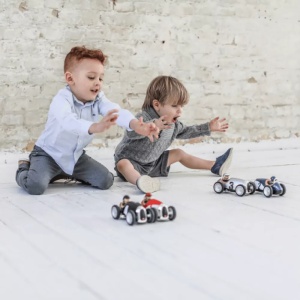 Racing Car Silver pe Terenul de Joaca