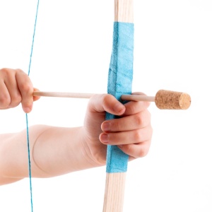Sageata din Lemn "Kamelot" cu Vârf de Protecție din Plută (27 cm) - Img 3