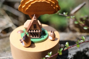 Cutiuta Muzicală Rotativă din Lemn de Fag – Design "Poveste în Pădure"