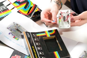 EIGHT Innovation Calendar Advent 24 Jocuri Electronice DIY, Proiect STEM Zilnic (Fără Lipire) - Img 2