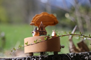 Cutiuta Muzicală Rotativă din Lemn de Fag – Design "Poveste în Pădure" - Img 2