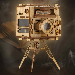 iDventure Cluebox Sherlock's Camera - Puzzle Mecanic din Lemn 3D, Joc de Logică Tip Escape Room