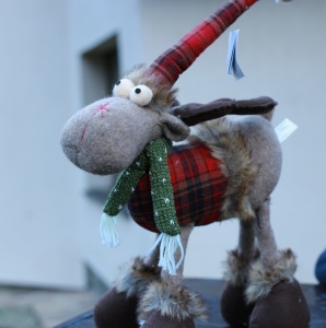 Decorațiune Ren Festiv (60 cm) – Stil Rustic cu Detalii Tartan