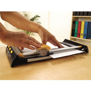 Trimmer Fellowes Neutron A4 cu pat de taiere, suport integrat anti-alunecare - Img 3