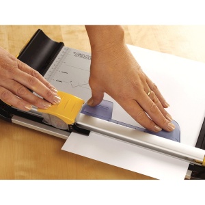 Trimmer Fellowes Neutron A4 cu pat de taiere, suport integrat anti-alunecare - Img 2