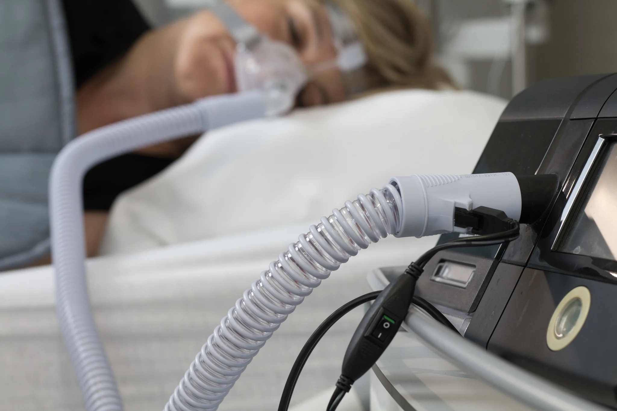 pozitia corecta a aparatului CPAP, mai jos decat patul, pentru a reduce condensul din furtun