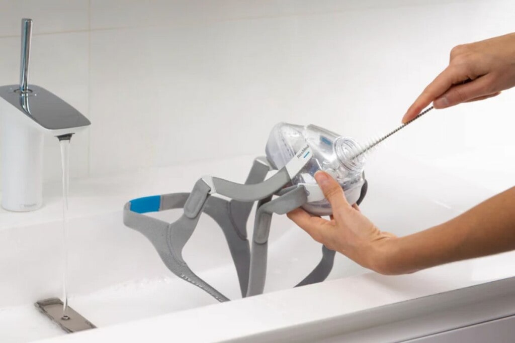 curatare masca CPAP - componentele mastii dezasamblate pentru spalare