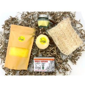 Set cosmetice naturale pentru baie Lucille - Morning Dew cu 1x Sapun natural 90g, 1x Sare de baie 350g, 1x Bila efervescenta baie 120g, 1x Burete din sisal peeling fin 35g, 1x Lumanare parfumata 28g - Img 3