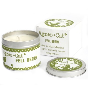 Lumanare din Ceara de Soia Agnes+Cat Sea - Fell Berry, parfum Fructe de padure, 220g, dimensiuni 7,5 x 6 cm, ambalaj reutilizabil, cutie cadou