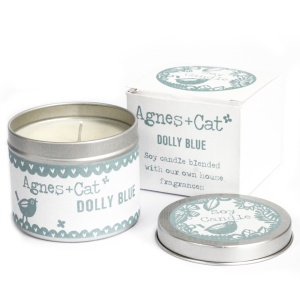 Lumanare din Ceara de Soia Agnes+Cat - Dolly Blue, parfum Bergamota, Iasomie, Patchouli, 220g, dimensiuni 7,5 x 6cm, ambalaj reutilizabil, cutie cadou