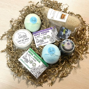 Set cosmetice naturale Lucille - Fresh Vibes - cu 2 Sapunuri naturale 2x90g, 2 Bile efervescente de baie 2x120g, 1 Unt de shea purificat 1x90g, 1 Burete lufa 1x10g, 1 lumanare parfumata 1x28g - Img 4