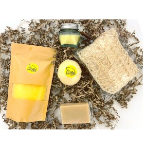 Set cosmetice naturale pentru baie Lucille - Morning Dew cu 1x Sapun natural 90g, 1x Sare de baie 350g, 1x Bila efervescenta baie 120g, 1x Burete din sisal peeling fin 35g, 1x Lumanare parfumata 28g - Img 4