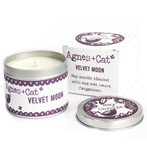 Lumanare din Ceara de Soia Agnes+Cat Sea - Velvet Moon, parfum Rodie si Piper, 220g, dimensiuni 7,5 x 6 cm, ambalaj reutilizabil, cutie cadou