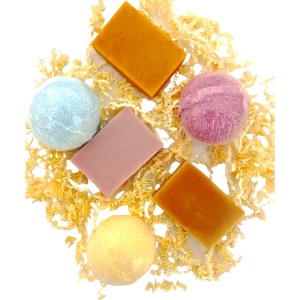 Set cosmetice naturale pentru baie Lucille - Fizzes and Bubbles cu 3 Sapunuri 100% naturale 3x90g, 3 Bile efervescente baie 3x120g - Img 2