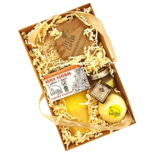 Set cosmetice naturale pentru baie Lucille - Morning Dew cu 1x Sapun natural 90g, 1x Sare de baie 350g, 1x Bila efervescenta baie 120g, 1x Burete din sisal peeling fin 35g, 1x Lumanare parfumata 28g