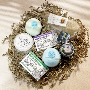 Set cosmetice naturale Lucille - Fresh Vibes - cu 2 Sapunuri naturale 2x90g, 2 Bile efervescente de baie 2x120g, 1 Unt de shea purificat 1x90g, 1 Burete lufa 1x10g, 1 lumanare parfumata 1x28g - Img 2