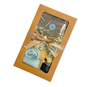 Set cosmetice naturale pentru baie Lucille - Max Relax For Him cu 1x Sapun sampon solid 90g, 1x Sare de baie 350g, 1x Bila efervescenta baie 120g, 1x Burete din bambus si in 27g, 1x Lumanare parfumata 28g