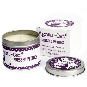 Lumanare din Ceara de Soia Agnes+Cat - Pressed Peonies, parfum Floral, 220g, dimensiuni 7,5 x 6cm, ambalaj reutilizabil, cutie cadou