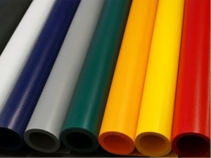 550 g/m² súlyú ponyva, 3 m × 50 fm, mindkét oldalán PVC-bevonatú szövet, 100%-ban vízálló, UV-védelemmel
