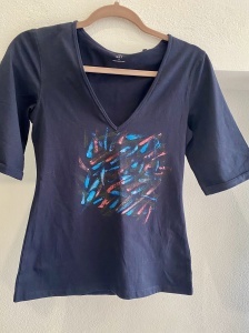 Unique painted T-shirt - Img 2