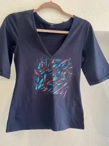 Unique painted T-shirt - Img 2