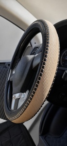 Husă volan auto bej-negru, cu perforații – 38 cm