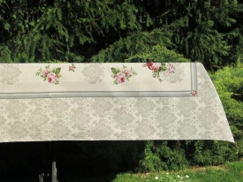 Față de masă elegantă cu motive clasice de trandafiri