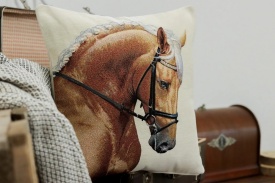 Față de pernă decor elegant din goblen spaniol cu motiv ecvestru - Img 2