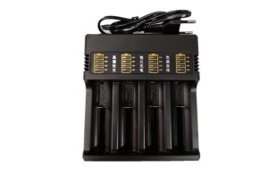 Incarcator 4 Acumulatori 4.2V Li-Ion 18650 cu 4 Porturi la priza 220V