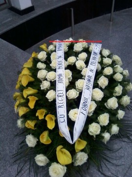 Coroane Funerare Bucuresti Cale Galbene si Trandafiri Albi