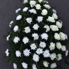 Coroane Funerare Crizantema Alba Cu Diagonala Trandafiri Albi
