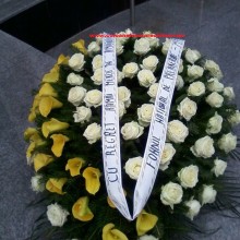 Coroane Funerare Bucuresti Cale Galbene si Trandafiri Albi