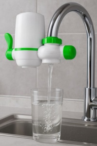 Dispozitiv de purificare a apei pentru robinet cu filtru Nano – sistem de filtrare in 7 trepte, rezerve incluse, montaj rapid fara scule, apa potabila curata si sanatoasa, ideal pentru bucatarie si baie - Img 2