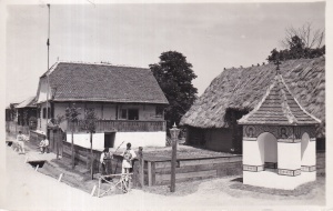 Fundatia Culturala Regala Principele Carol. Muzeul Satului. Gospodarie autentica din Dragus, Jud. Fagaras si crucea din Rasinari, Jud. Sibiu (necirculata)