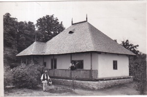 Fundatia Culturala Regala ,,Principele Carol". Muzeul Satului. Jud. Campulung-Bucovina. Casa autentica din Traisteni, jud. Prahova. (interbelica, necirculata)