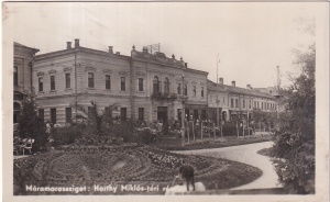 Sighetu Marmatiei. Piata Miklos Horthy, Hotelul Coroana / Máramarossziget Horthy Miklós-tér, Korona-szálló (necirculata, ocupatia maghiara)