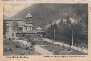 Baile Slanic-Moldova. Vedere din Parc cu Cazinoul si muntele Racovitza (circulata 1935)